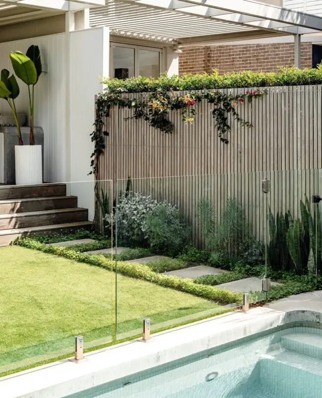 Chic Vertical Landscaping for Poolside Appeal