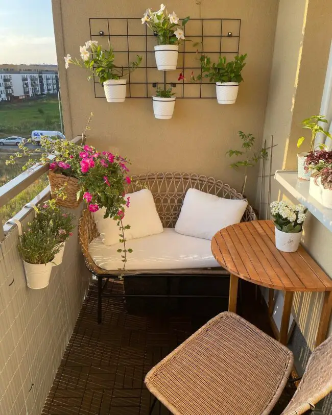 How to Choose the Right Furniture for a Small Balcony