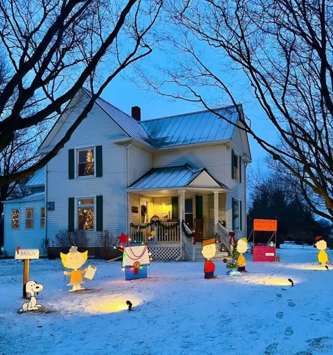 A Fun Holiday Yard Display with Peanuts Theme