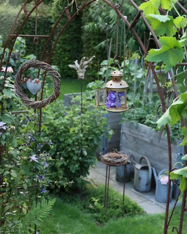 Charming Curved Gateway to Nature