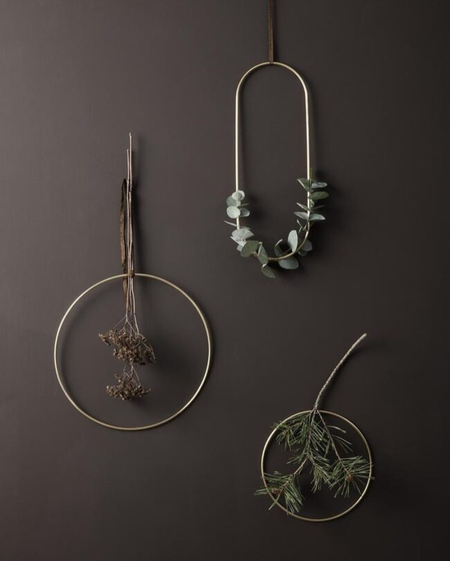 Wall Hanging Wreaths for a Chic Holiday Look