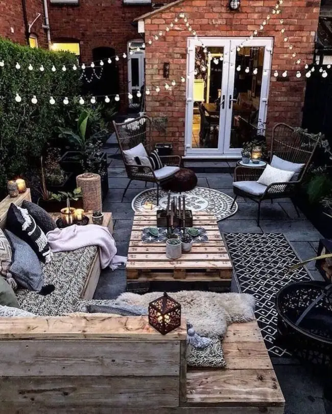 Charming Pallet Seating for Outdoor Spaces