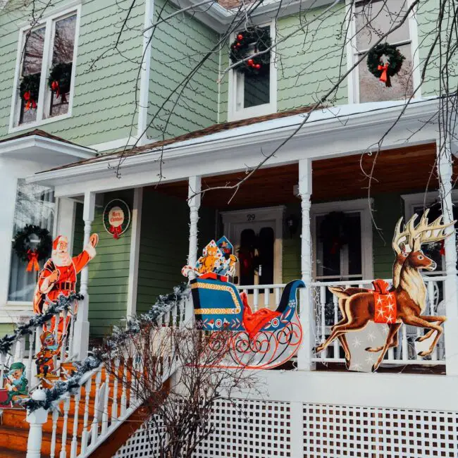 A Santa-Themed Yard for a Fun Holiday Look