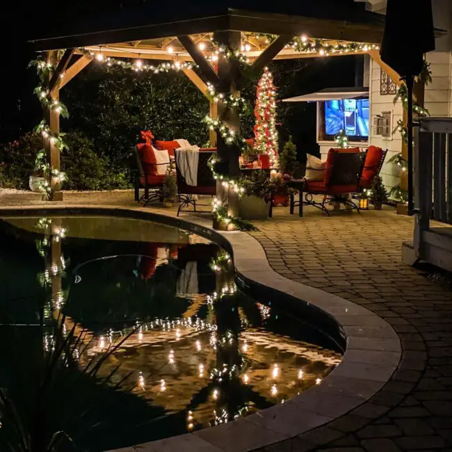 A Poolside Christmas with Relaxing Vibes