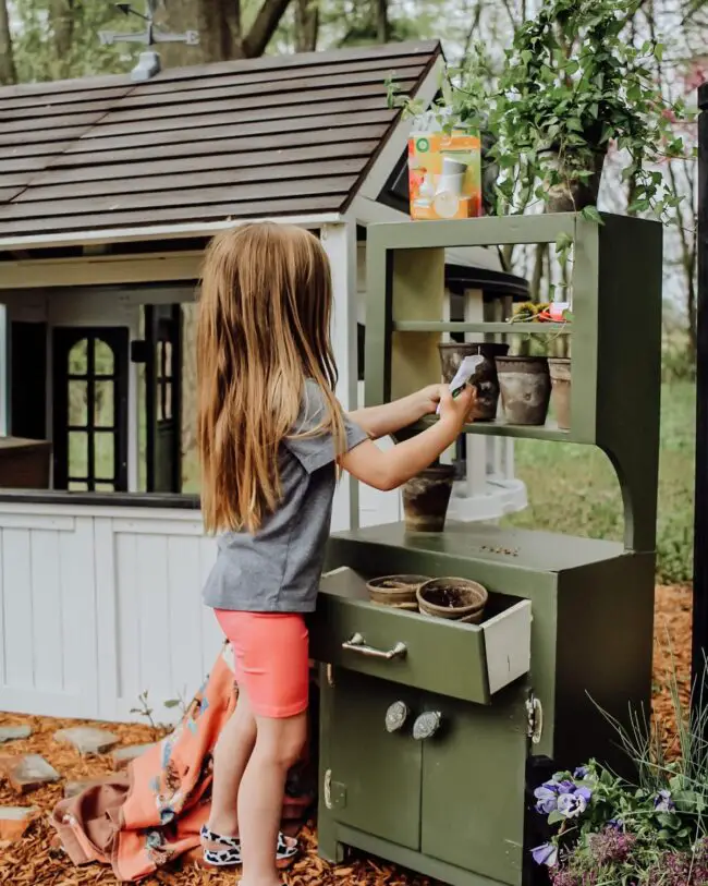 Child-Friendly Potting Bench Designed For Ease