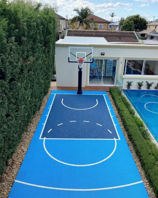 Space-Optimized Court Bordered by Tall Hedges