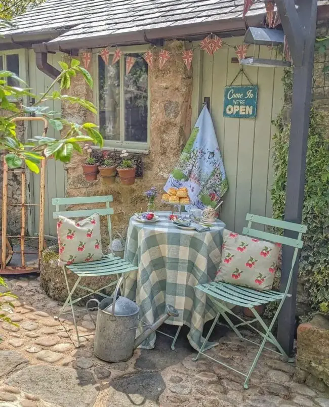 Charming Breakfast Nook with Quaint Appeal