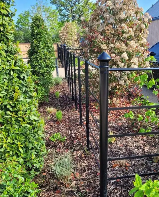 Artistic Black Metal Garden Barrier Design